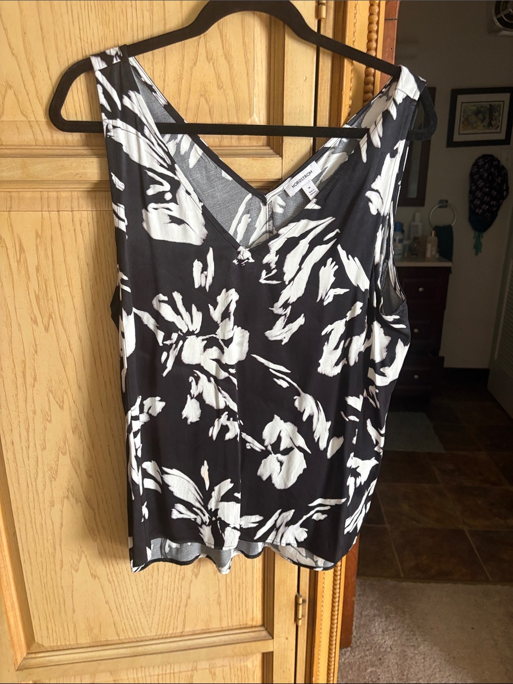 Nordstrom Black and White Floral V-Neck Sleeveless Camisole